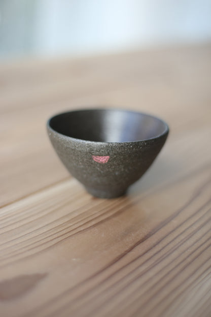 半点湯呑み PINK黒御影_1