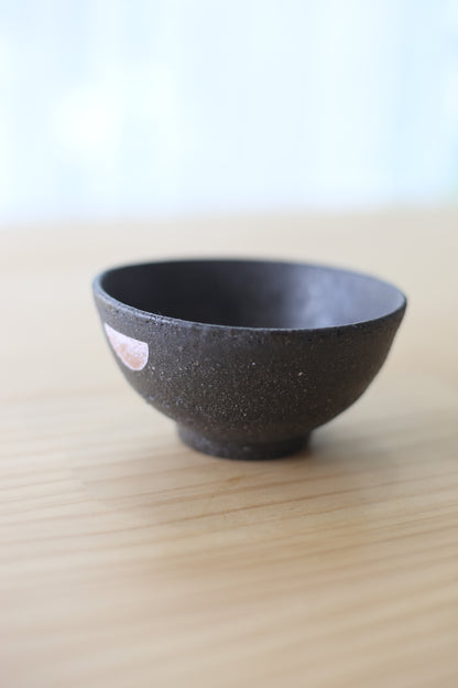 半点茶碗 白茶黒御影